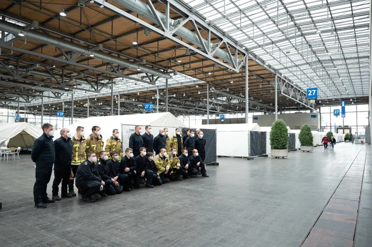 Ein Gruppenbild von den Aufbauhelfer*innen am Sonntag.